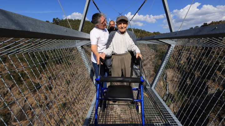 Aos 104 anos, Manuel atravessa a Ponte 516 Arouca e cumpre sonho de aniversário