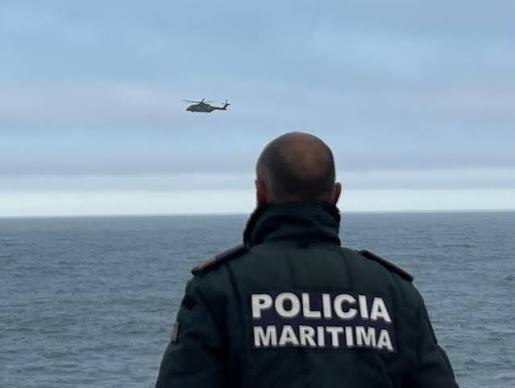 Pescador resgatado ao largo de Espinho após embarcação virar com golpe do mar