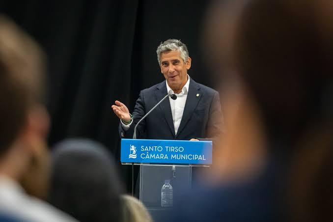 Presidente da Câmara de Santo Tirso e dois ex-vereadores acusados de peculato Presidente da Câmara de Santo Tirso e dois ex-vereadores acusados de peculato