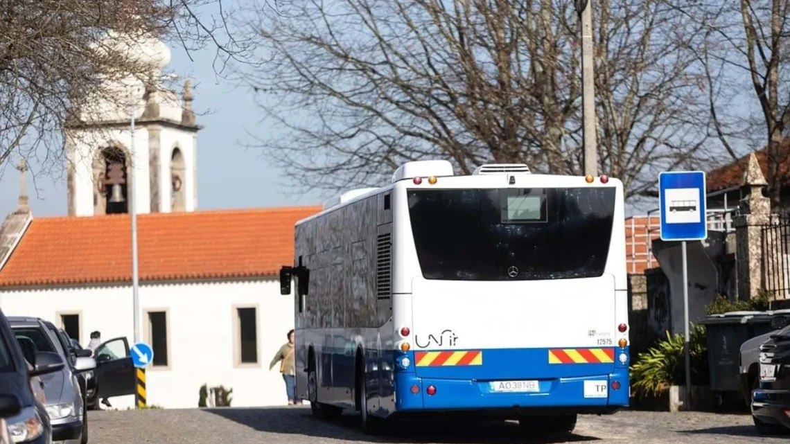 Novo sistema de sinalização moderniza paragens de autocarro em Santo Tirso Novo sistema de sinalização moderniza paragens de autocarro em Santo Tirso