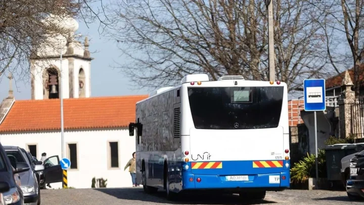 Novo sistema de sinalização moderniza paragens de autocarro em Santo Tirso Novo sistema de sinalização moderniza paragens de autocarro em Santo Tirso