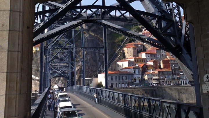 Turista coreana atropelada por carro TVDE na Ponte Luís I, no Porto