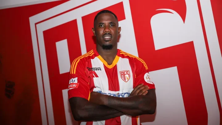 Carlos Ponck regressa como reforço do AVS