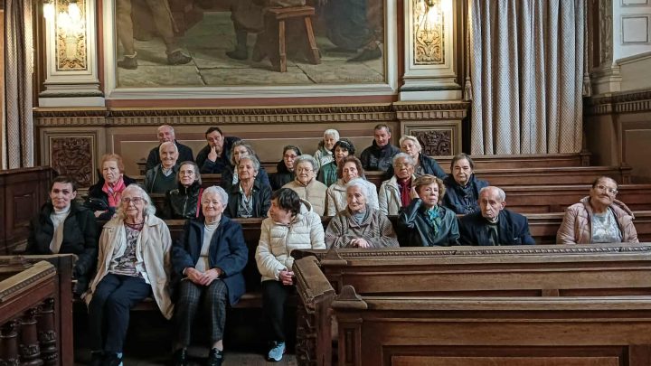 Roteiros Turísticos +65 leva utentes da Associação Monte Pedral ao Palácio da Bolsa no Porto