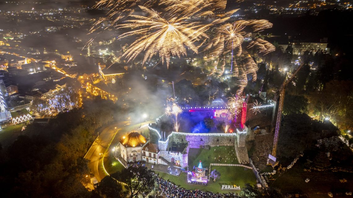 Iluminação de Natal e espetáculo com 220 drones inauguram quadra festiva em Santa Maria da Feira