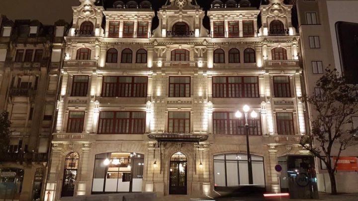 Incêndio no Hotel Monumental Palace obriga à evacuação e faz um ferido ligeiro no Porto