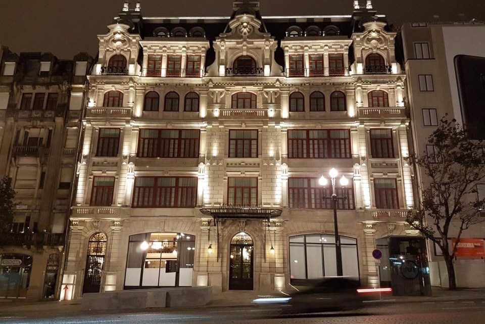 Incêndio no Hotel Monumental Palace obriga à evacuação e faz um ferido ligeiro no Porto