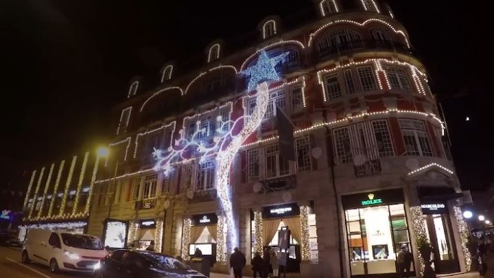 Rua Santa Catarina acende o Natal com espetáculo de luz e música no coração do Porto