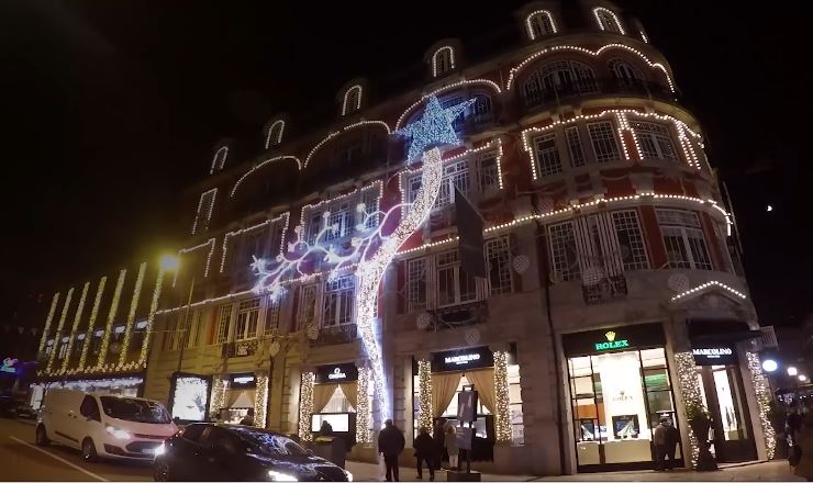 Rua Santa Catarina acende o Natal com espetáculo de luz e música no coração do Porto