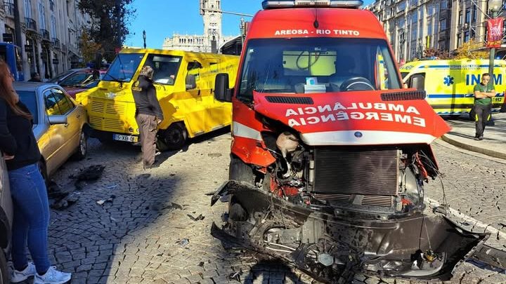 Colisão entre ambulância e carrinha de valores faz cinco feridos e corta trânsito na Avenida dos Aliados, Porto