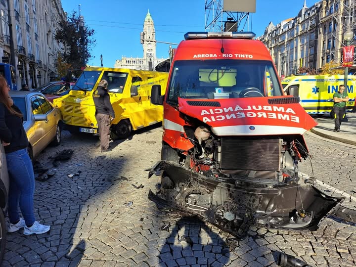 Colisão entre ambulância e carrinha de valores faz cinco feridos e corta trânsito na Avenida dos Aliados, Porto