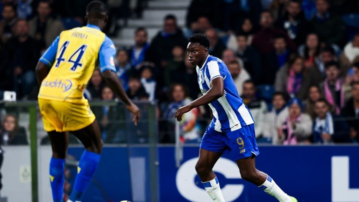 FC Porto sofre mas vence Estoril por 1-0 e reforça liderança da Liga antes do dérbi