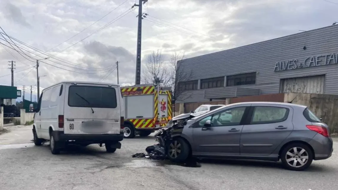 Colisão entre dois veículos ligeiros em Oliveira de Azeméis faz cinco feridos