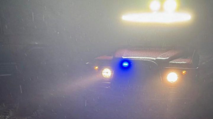 Família fica presa no Rio Ferreira em Gondomar durante travessia em jipe; correntes fortes dificultam resgate