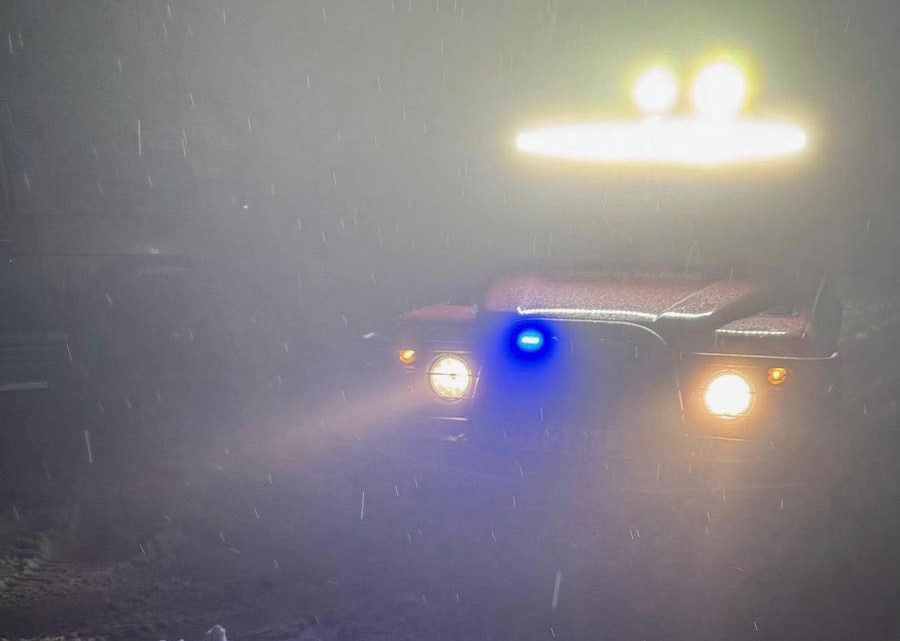 Família fica presa no Rio Ferreira em Gondomar durante travessia em jipe; correntes fortes dificultam resgate