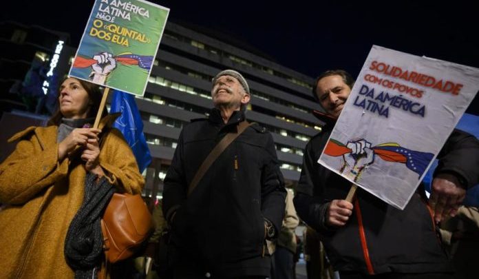 Cerca de 150 pessoas protestaram no Porto contra intervenção dos EUA na Venezuela