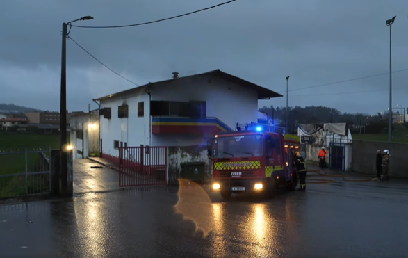 Incêndio destrói espólio na sede do Grupo Cultural e Recreativo de Alvarelhos, na Trofa