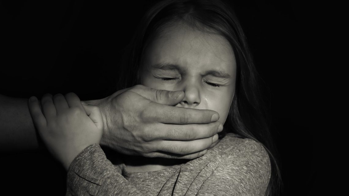 Pai foge com filha de três anos no Porto e autoridades continuam buscas