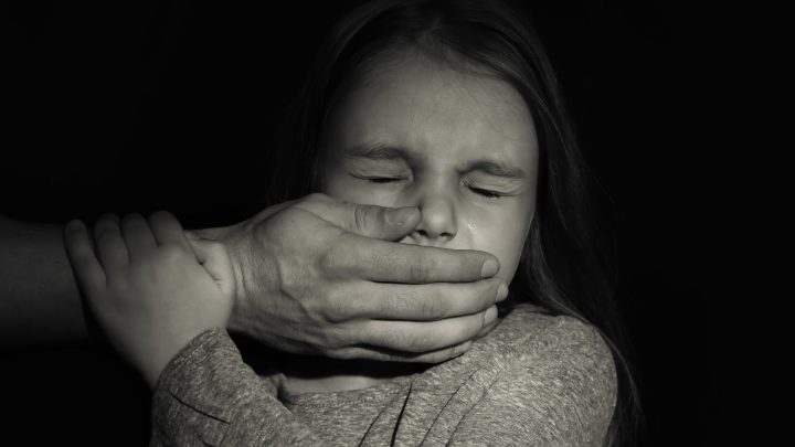 Pai foge com filha de três anos no Porto e autoridades continuam buscas