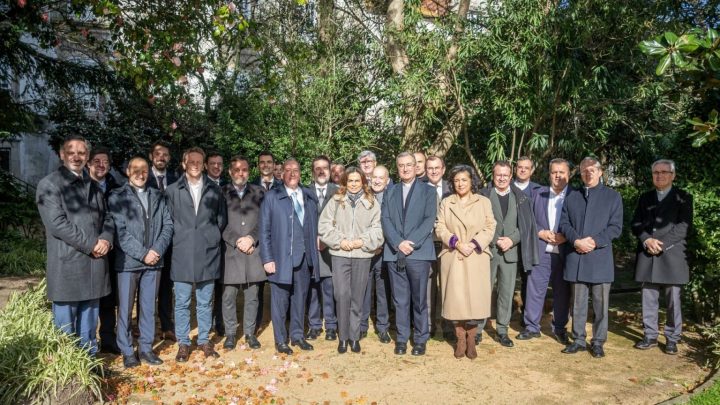Bispo do Porto recebe autarcas para almoço de Reis