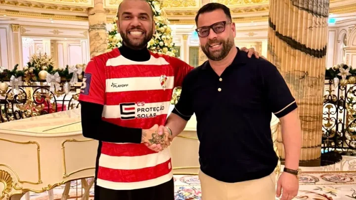 Dani Alves pode reforçar o São João de Ver, equipa de Santa Maria da Feira, na fase de manutenção da Liga 3
