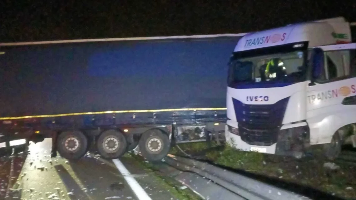 Cinco feridos em acidente envolvendo pesado e quatro viaturas na A3 em Santo Tirso