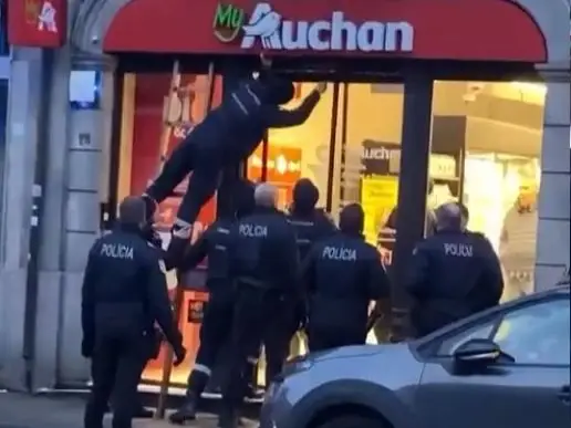 Tentativa de assalto ao Auchan do Carvalhido termina com dois detidos no Porto