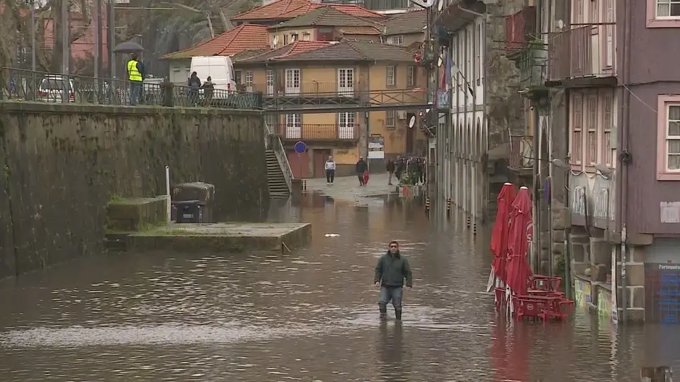 Comerciantes na zona ribeirinha do Porto preparam-se para possíveis cheias