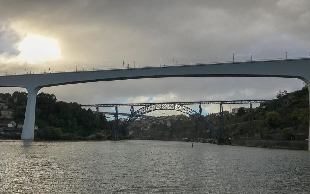 Barco afunda no Rio Douro junto à Ponte do Freixo no Porto. Uma pessoa está desaparecida