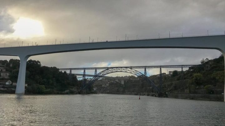Barco afunda no Rio Douro junto à Ponte do Freixo no Porto. Uma pessoa está desaparecida