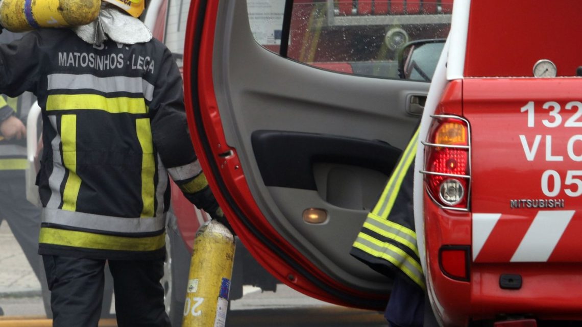 Ginásio em obras pega fogo e corta trânsito em Matosinhos
