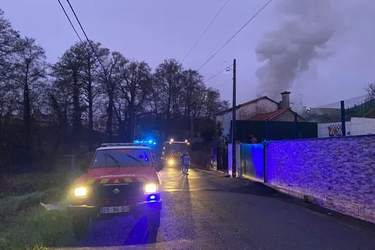 Incêndio destrói anexos de habitação em Oliveira de Azeméis sem provocar feridos