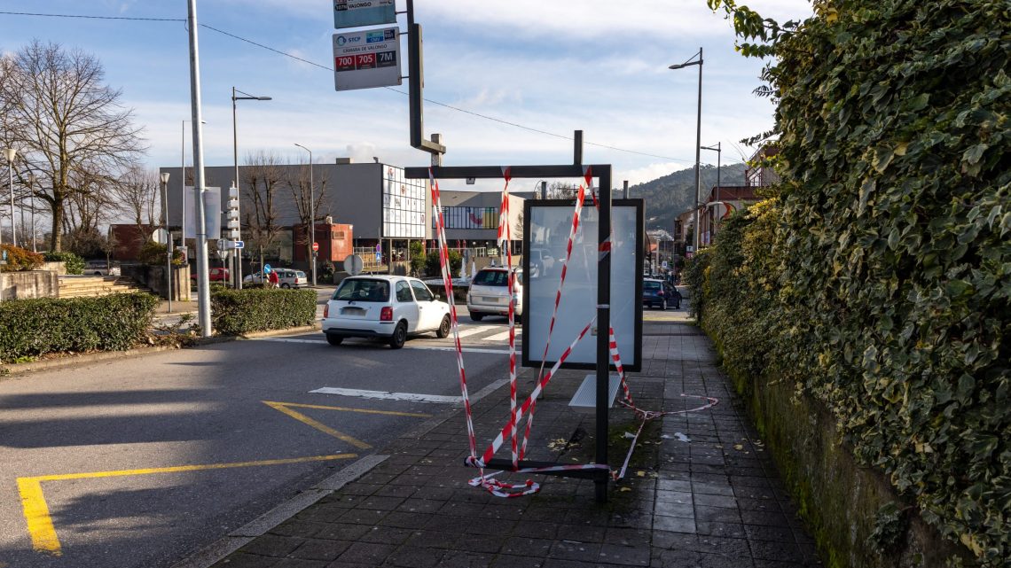 Retirada de abrigos das paragens de autocarro em Valongo deixa utentes desprotegidos à chuva