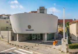 Homem de 25 anos detido por tentativa de homicídio após ataque com navalha em bar de Santa Maria da Feira