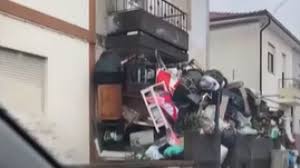 Morador em Gondomar acumula lixo até ao telhado e vizinhos pedem intervenção urgente