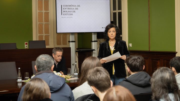 Arouca entrega bolsas de estudo a 78 alunos do ensino superior