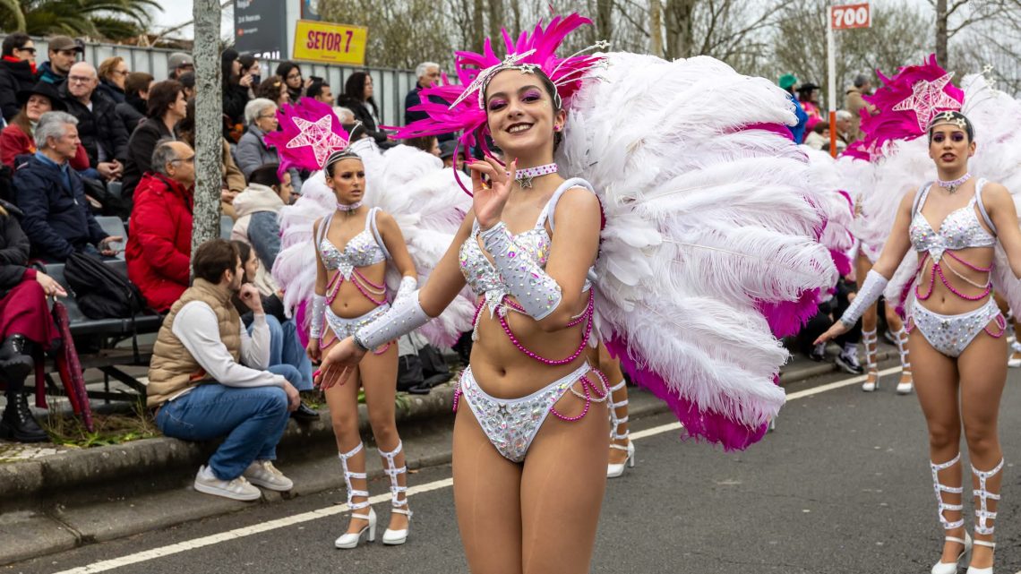 Carnaval enche Ovar de cor e mantém tradição apesar da ameaça de chuva