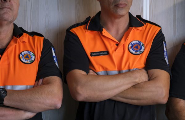 Árvore de grande porte cai na Praça dos Combatentes na Póvoa de Varzim devido ao mau tempo