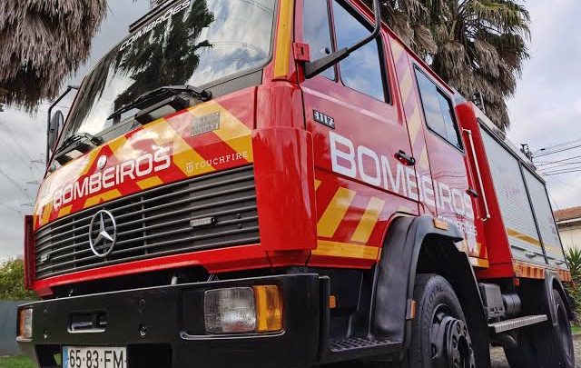 Revestimento de prédio cai em Vila Nova de Gaia devido ao mau tempo