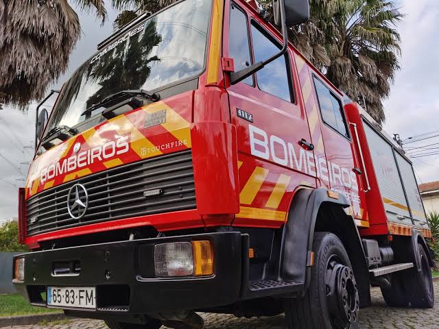 Revestimento de prédio cai em Vila Nova de Gaia devido ao mau tempo