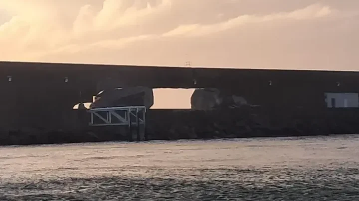 Depressão Kristin provoca rutura no quebra-mar de Matosinhos