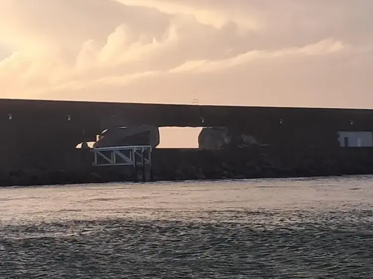 Depressão Kristin provoca rutura no quebra-mar de Matosinhos