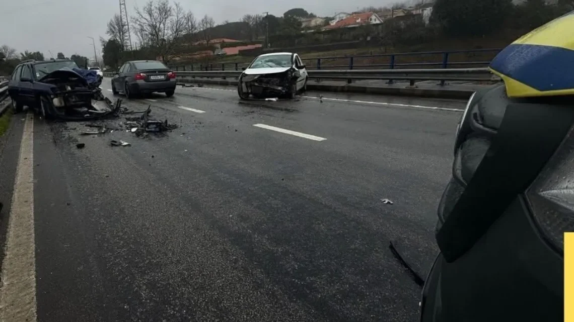 Colisão na variante da EN105 em Santo Tirso provoca quatro feridos