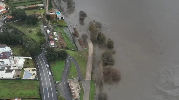 Zonas ribeirinhas de Gondomar inundadas e ruas cortadas