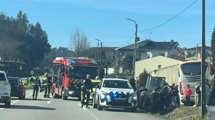 Três pessoas ficam feridas em despiste na EN223, em Santa Maria da Feira