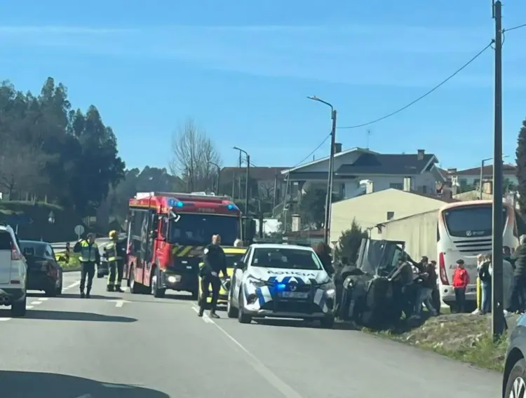 Três pessoas ficam feridas em despiste na EN223, em Santa Maria da Feira