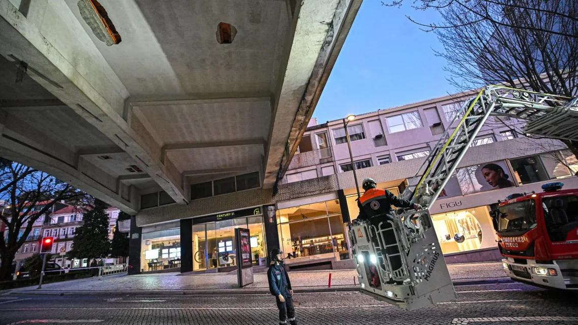 Trânsito na Rua de Sá da Bandeira no Porto Reaberto Após Queda de Fachada de Edifício