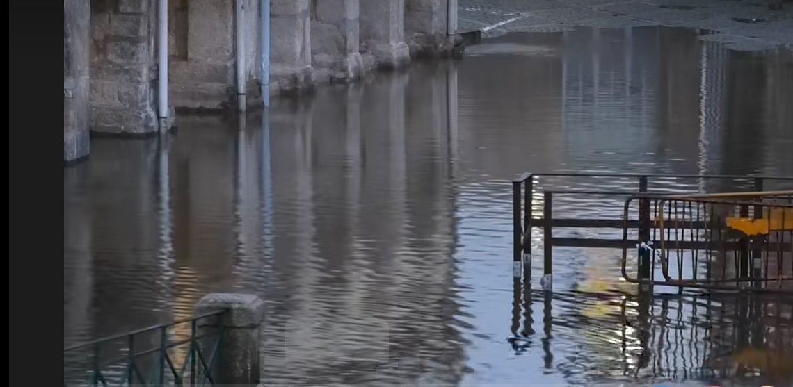 Subida do nível do Douro inunda parte de Miragaia e leva ao corte de acesso automóvel