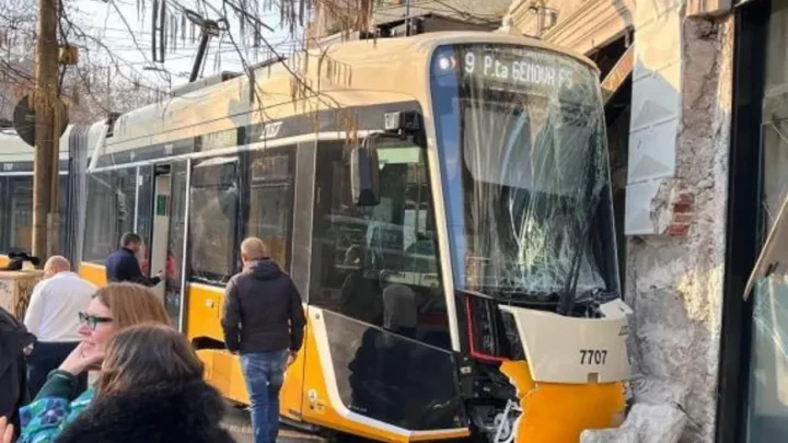 Descarrilamento de elétrico em Milão provoca pelo menos dois mortos e dezenas de feridos