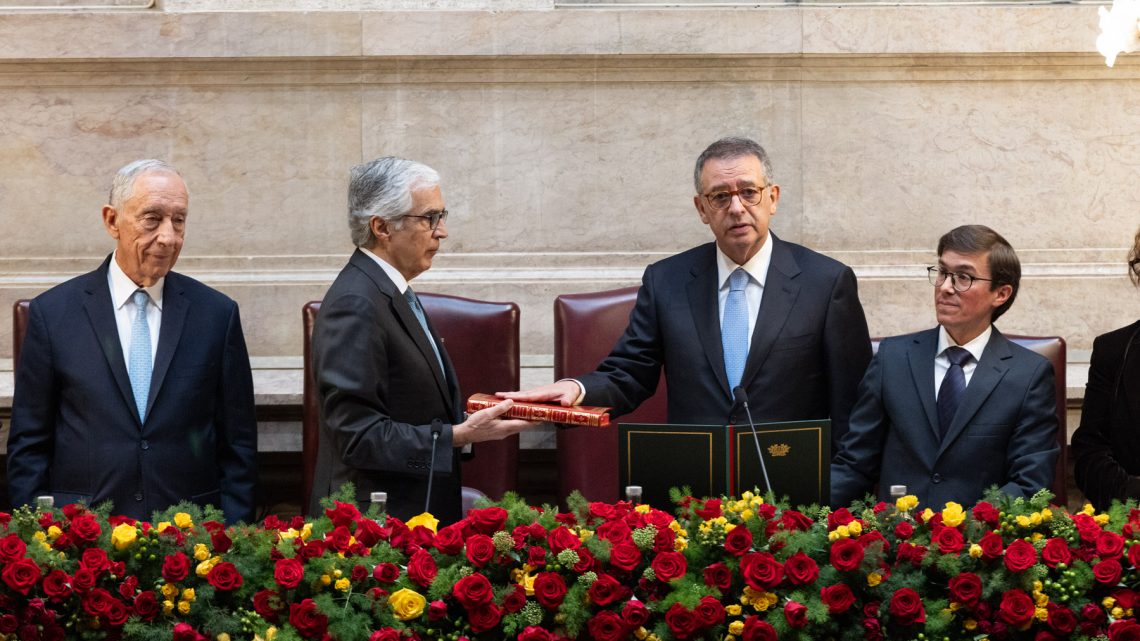 Seguro toma posse como Presidente da República